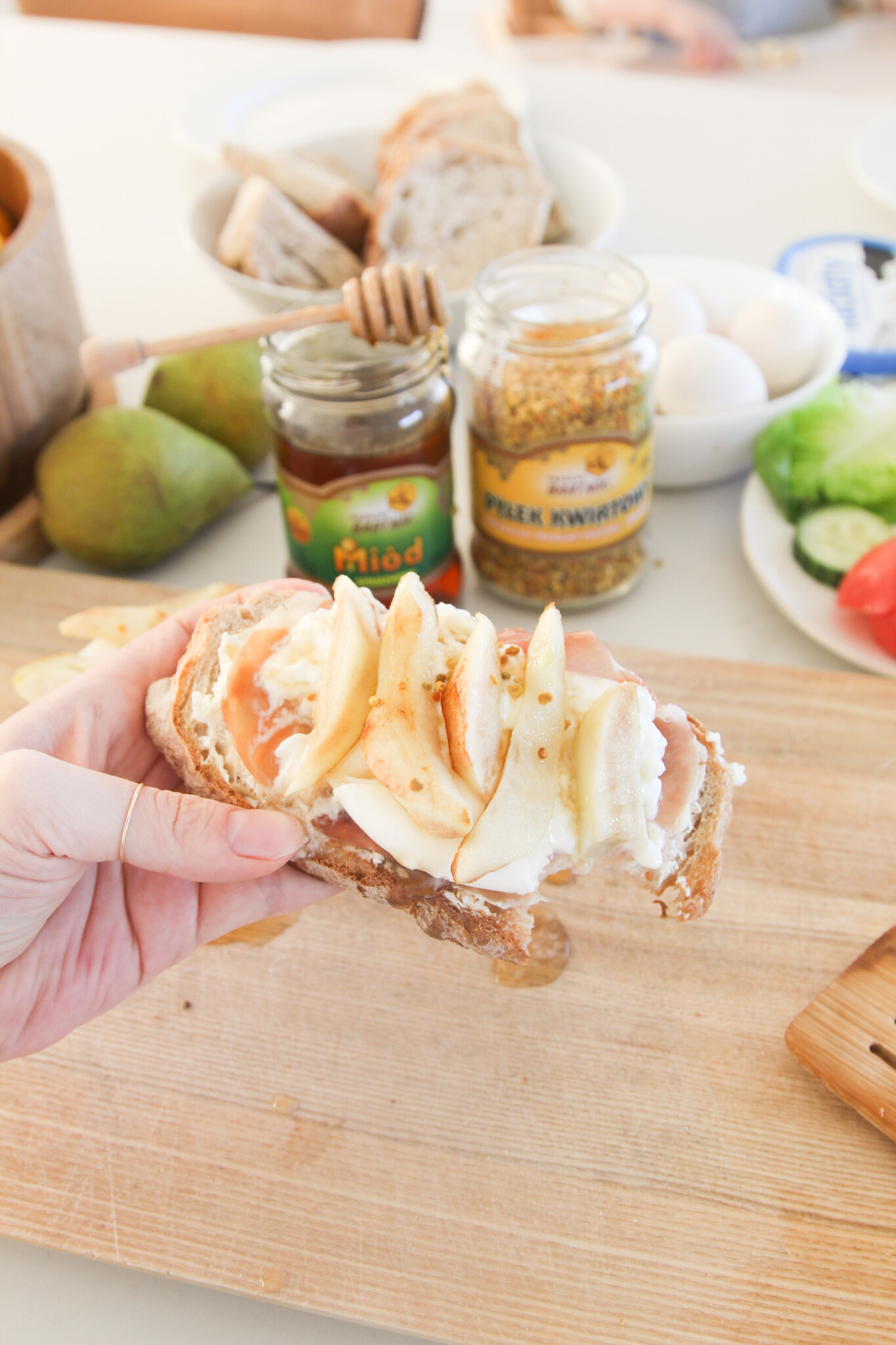 Tosty z burratą, szynką parmeńską, karmelizowaną gruszką i miodem