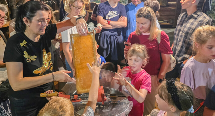 Piątkowe miodobranie zakończone ze&nbsp;słodkim akcentem!