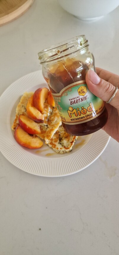Pieczony ser halloumi z miodem – prosty przepis