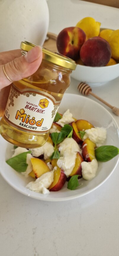 Burrata z brzoskwiniami i miodem – prosty przepis
