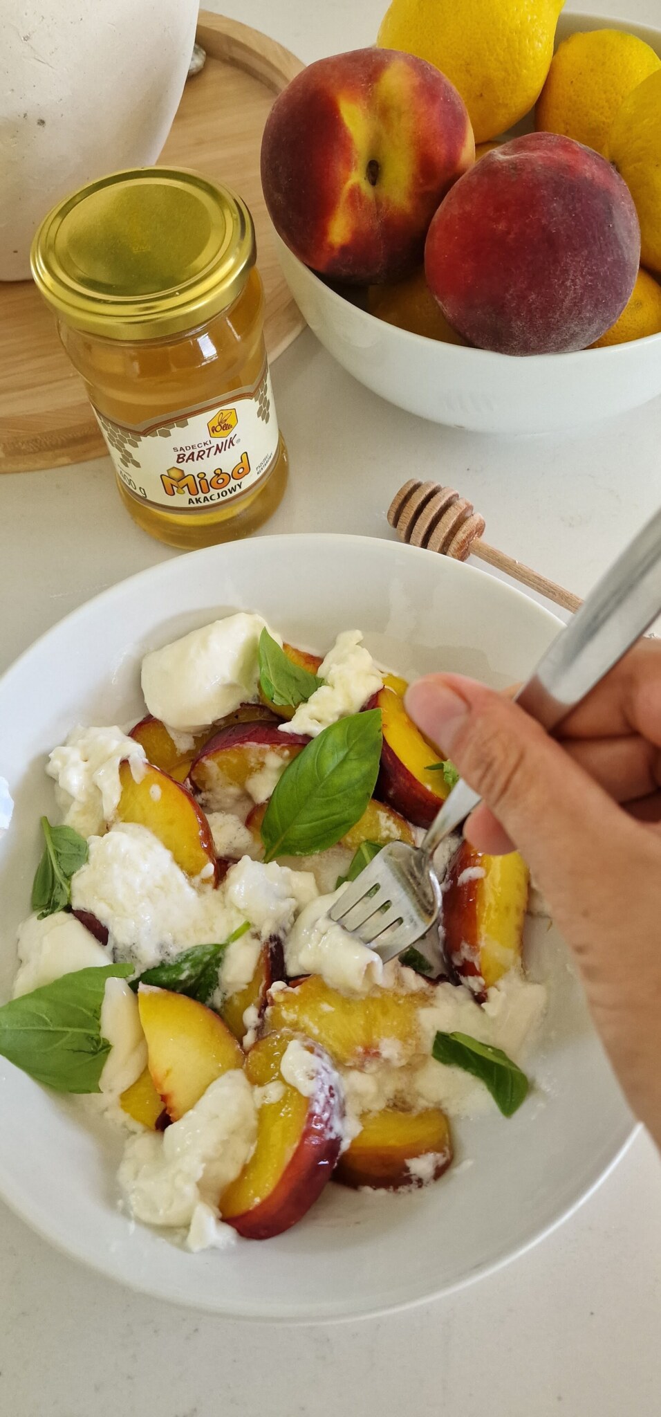 Burrata z brzoskwiniami i miodem – prosty przepis