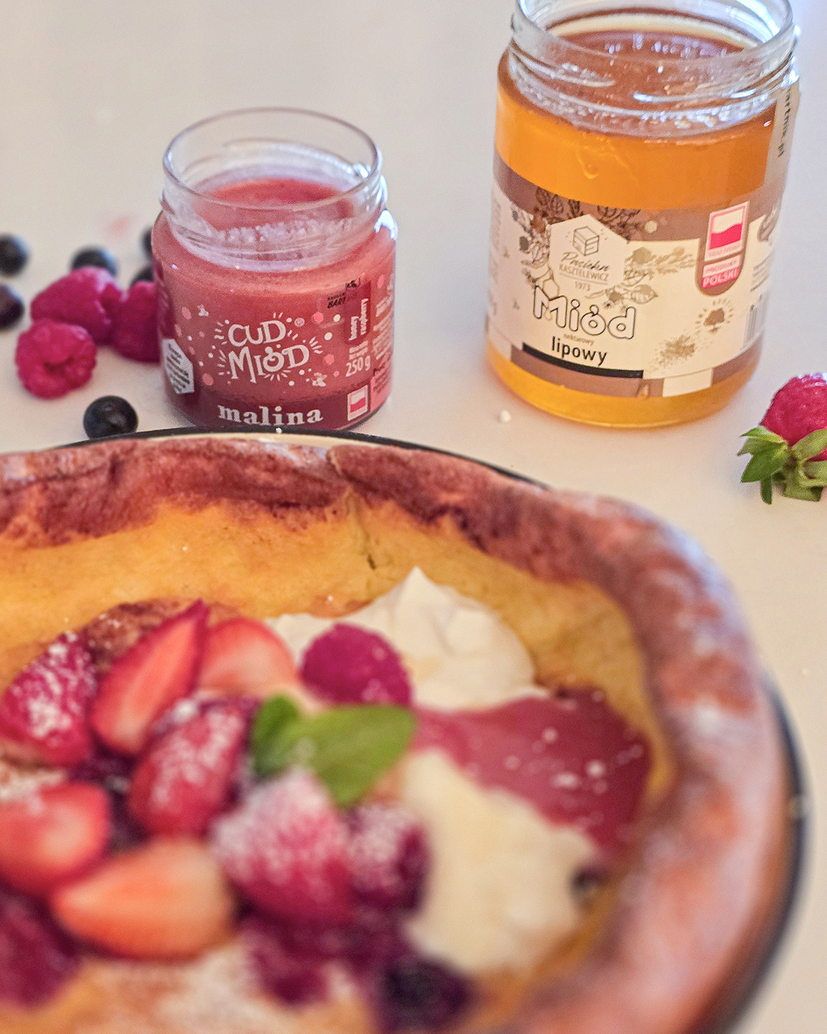 Dutch baby z owocami i miodem – rodzinne śniadanie z piekarnika