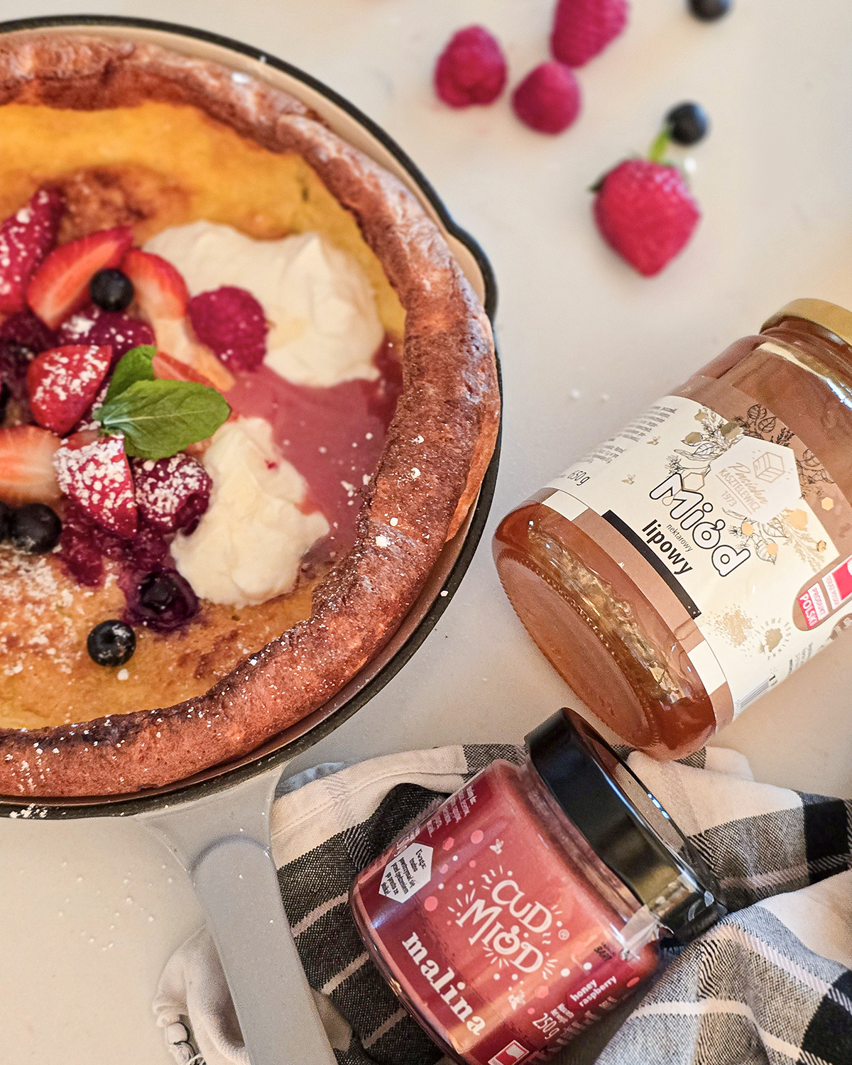 Dutch baby z owocami i miodem – rodzinne śniadanie z piekarnika