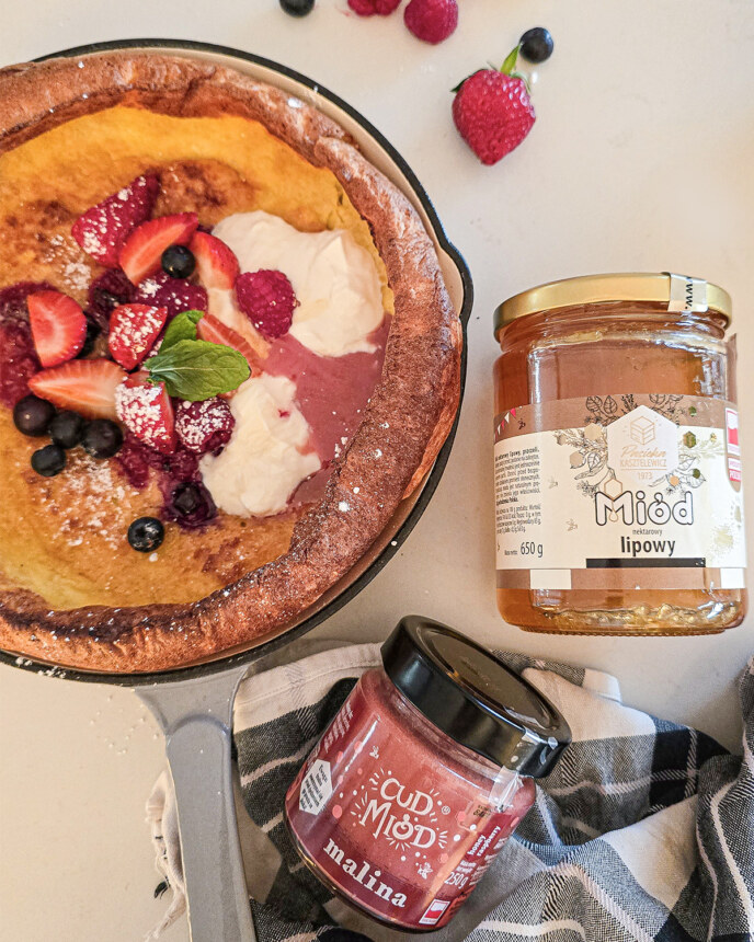 Dutch baby z owocami i miodem – rodzinne śniadanie z piekarnika