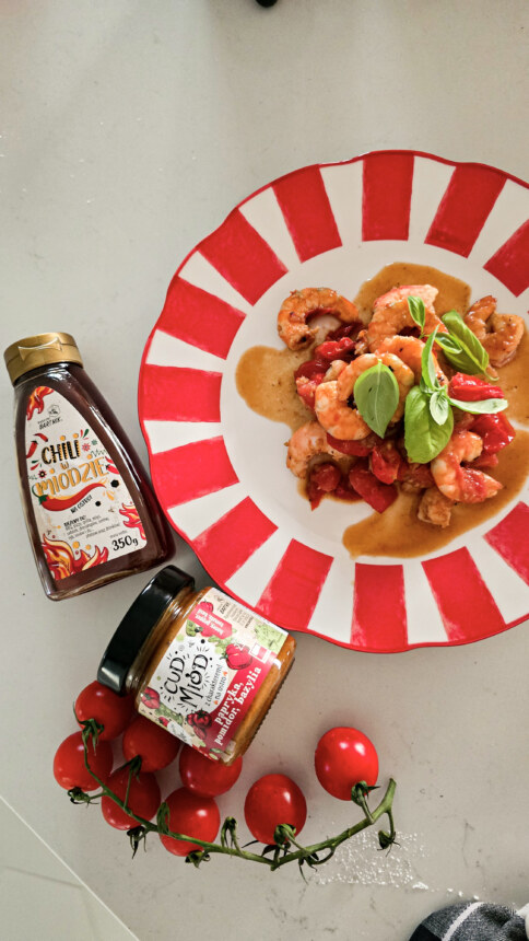 Krewetki w miodowej glazurze chili – szybkie danie z patelni