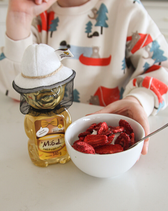 Jogurt z miodem i liofilizowanymi truskawkami