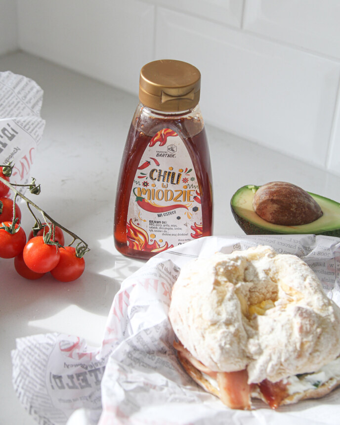 Bajgiel z jajecznicą, boczkiem i miodem z chili