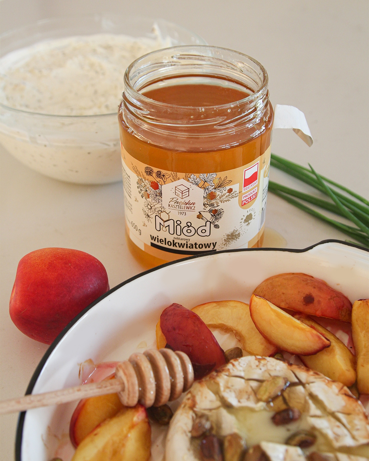 Pieczony camembert z miodem, nektarynką i pistacjami