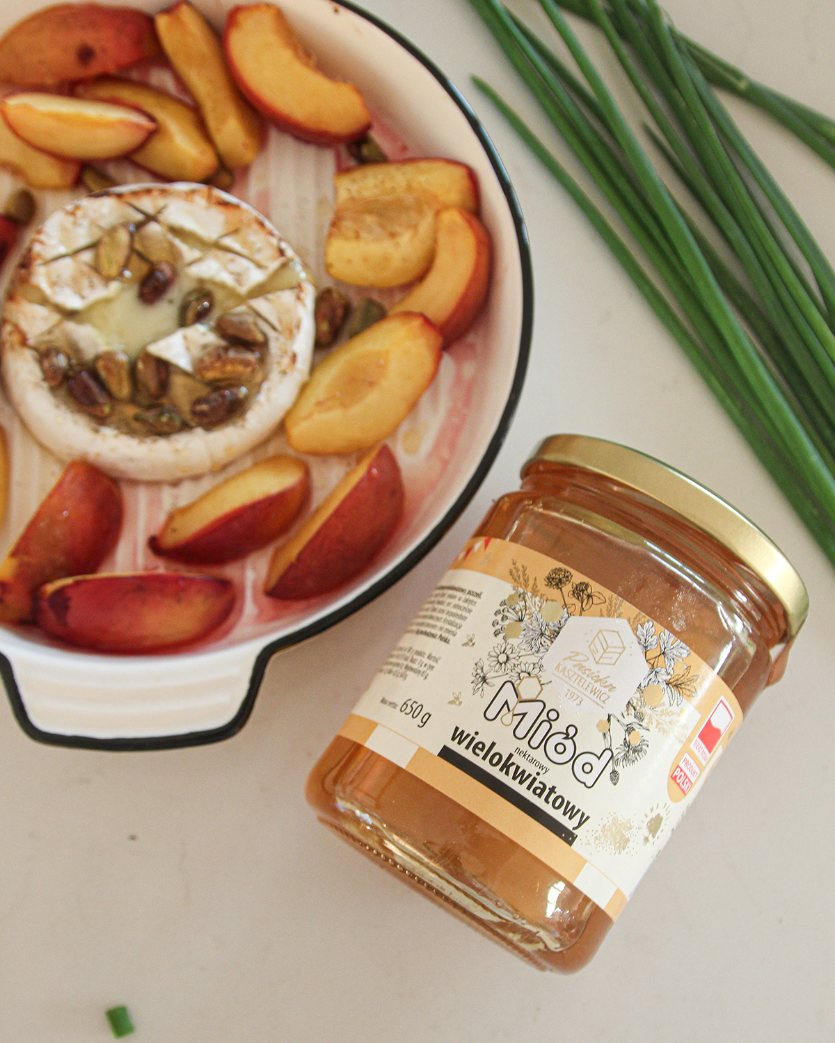 Pieczony camembert z miodem, nektarynką i pistacjami