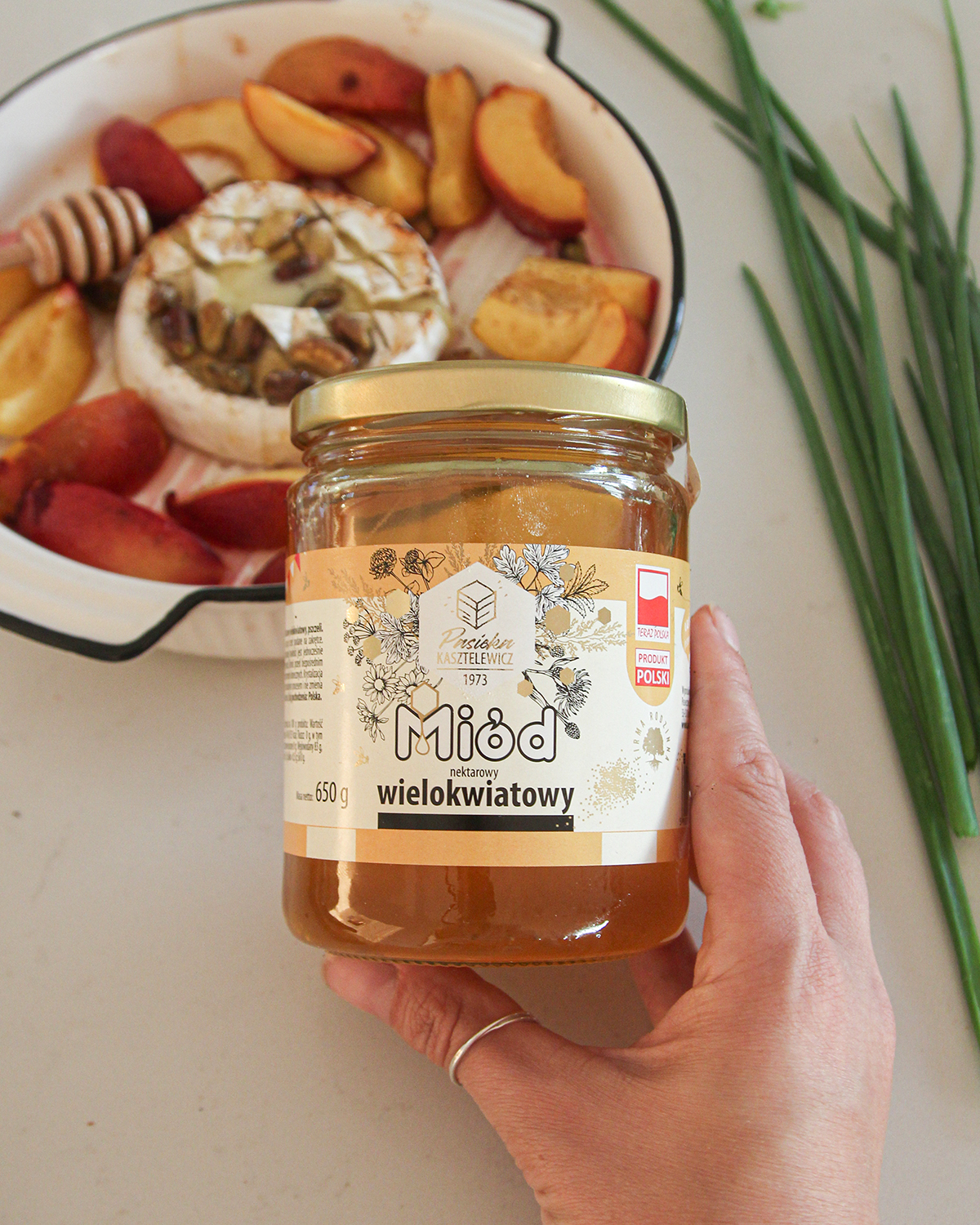 Pieczony camembert z miodem, nektarynką i pistacjami