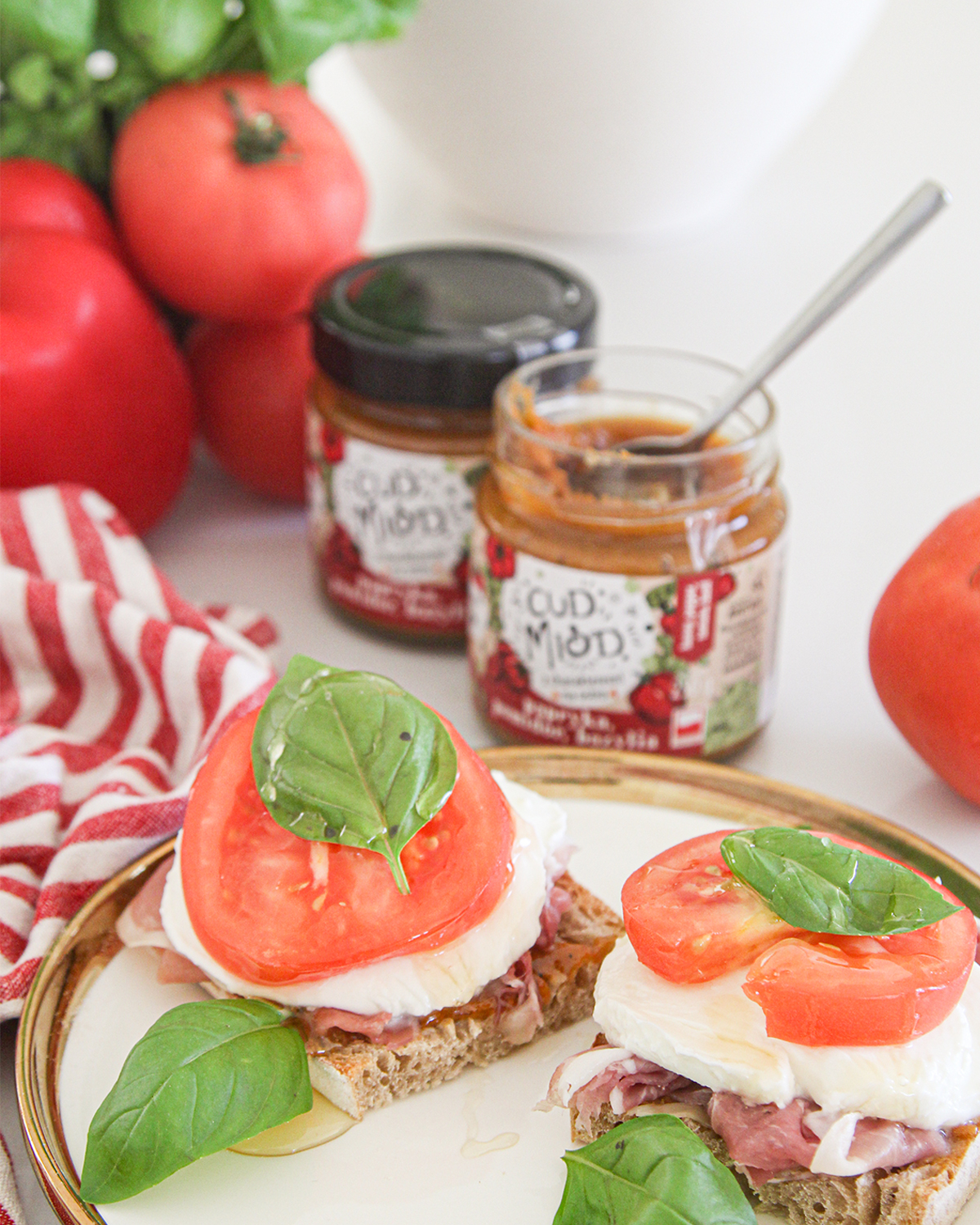Tost po włosku z mozzarellą, prosciutto i cud miodem z charakterem