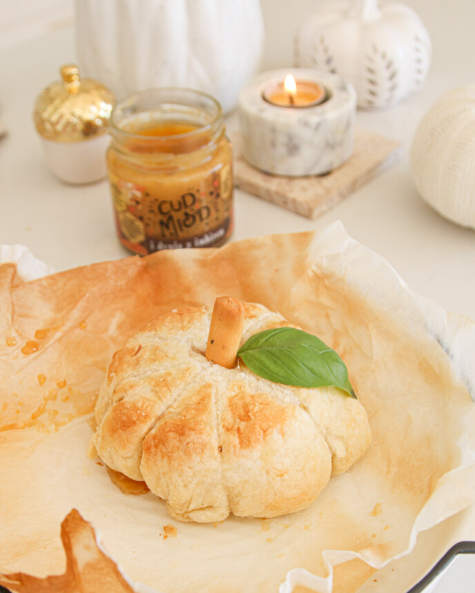 Camembert w cieście francuskim z Cud Miodem z dynią i imbirem