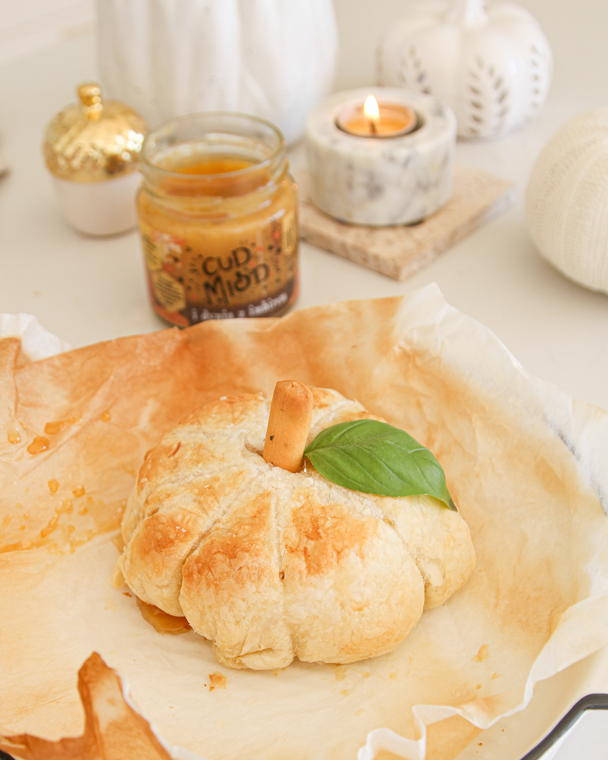 Camembert w cieście francuskim z Cud Miodem z dynią i imbirem