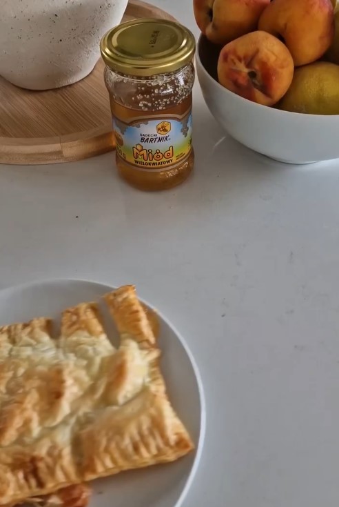 Odwrócone ciastka francuskie z brzoskwiniami i miodem