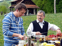 Janusz Kasztelewicz kroi truskawki