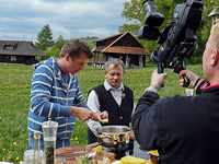 Karol Okrasa i Janusz Kasztelewicz przy stole